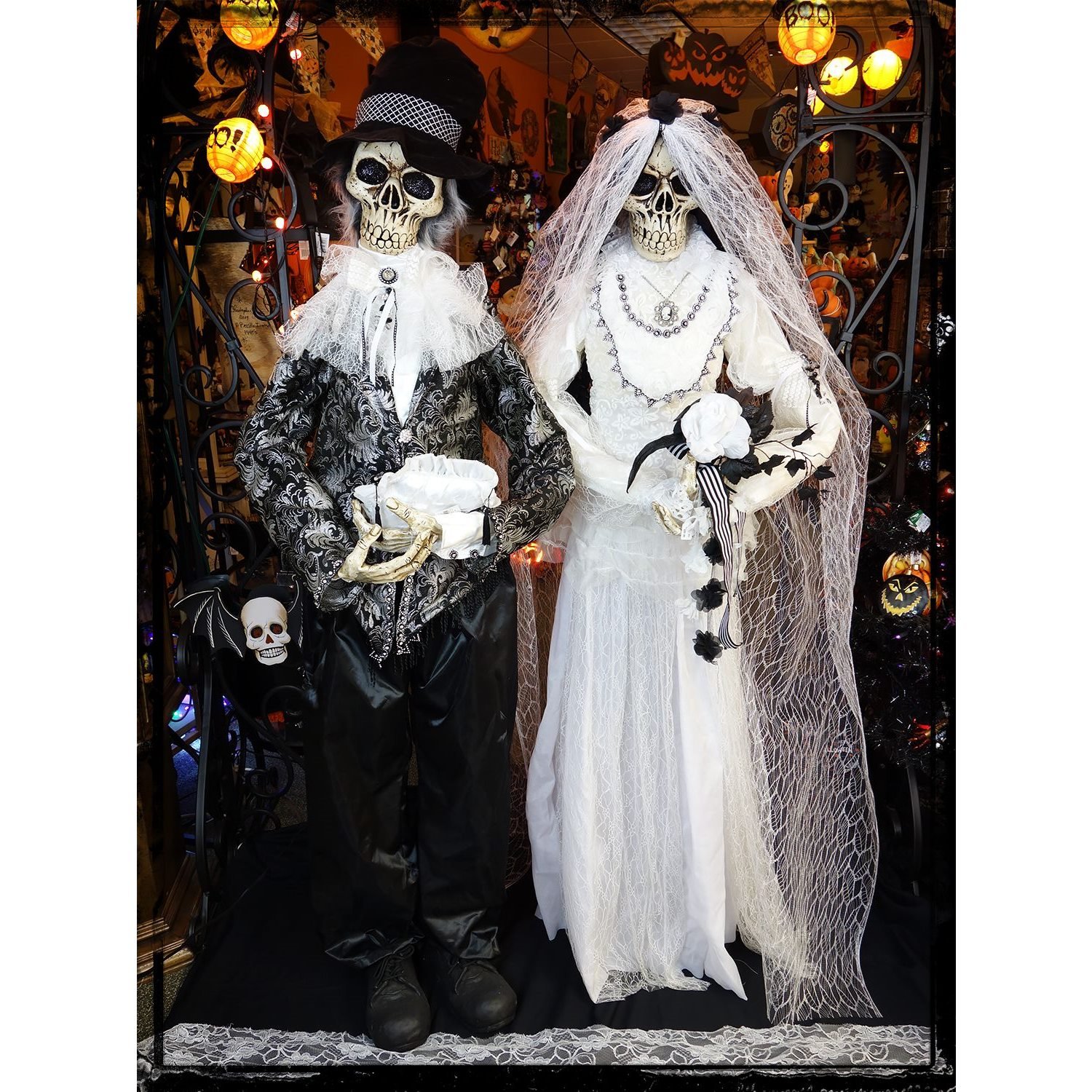 Detail Skeleton Bride And Groom Statue Nomer 41