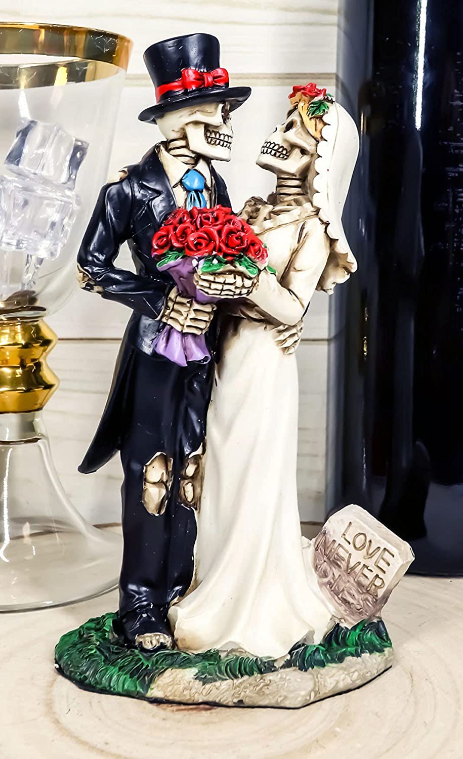 Detail Skeleton Bride And Groom Statue Nomer 6