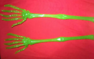 Detail Skeleton Hand Salad Servers Nomer 22