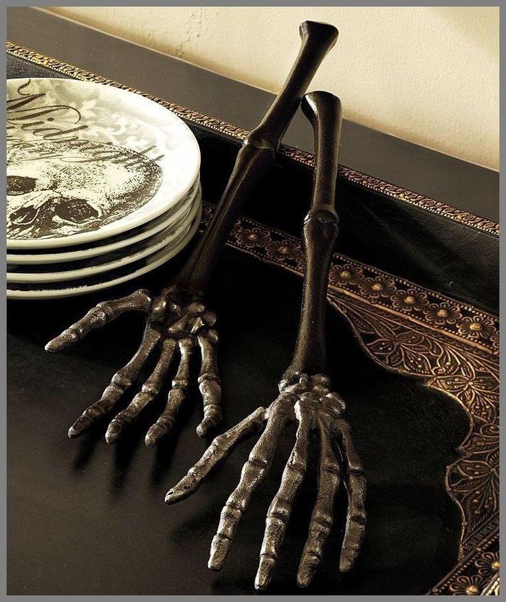 Detail Skeleton Hand Salad Servers Nomer 41