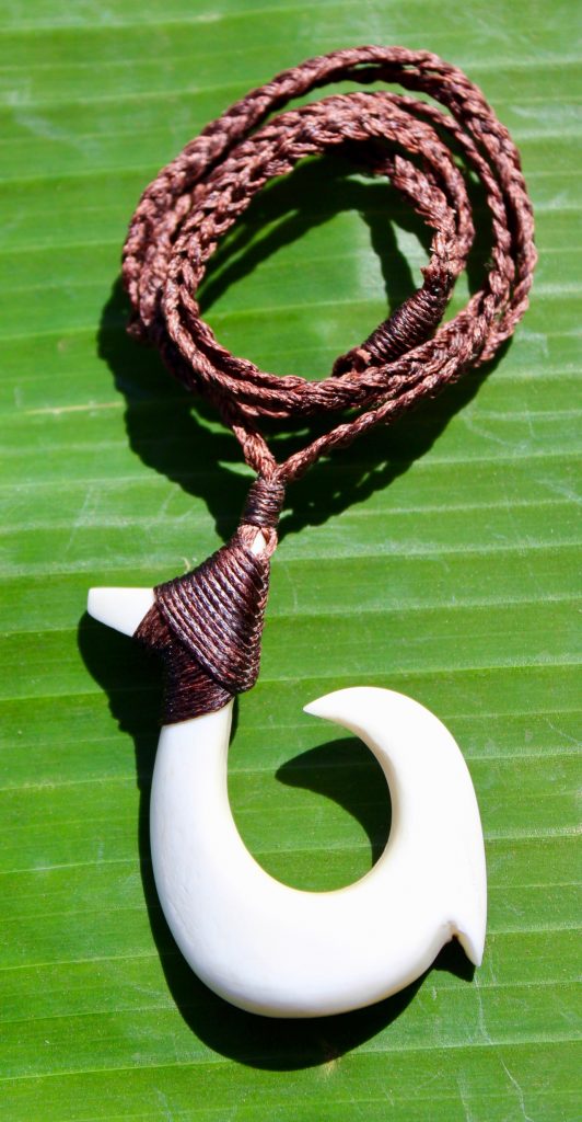 Detail Whale Bone Hook Necklace Nomer 11