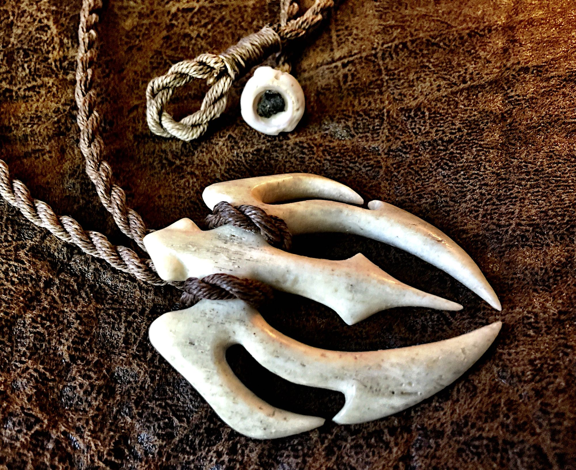 Detail Whale Bone Hook Necklace Nomer 12