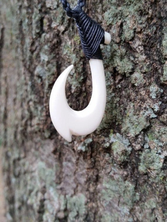 Detail Whale Bone Hook Necklace Nomer 20