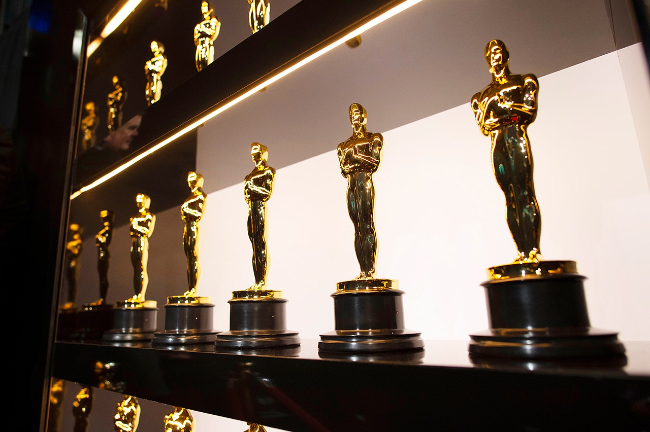 Detail What Is The Oscar Award Made Of Nomer 35