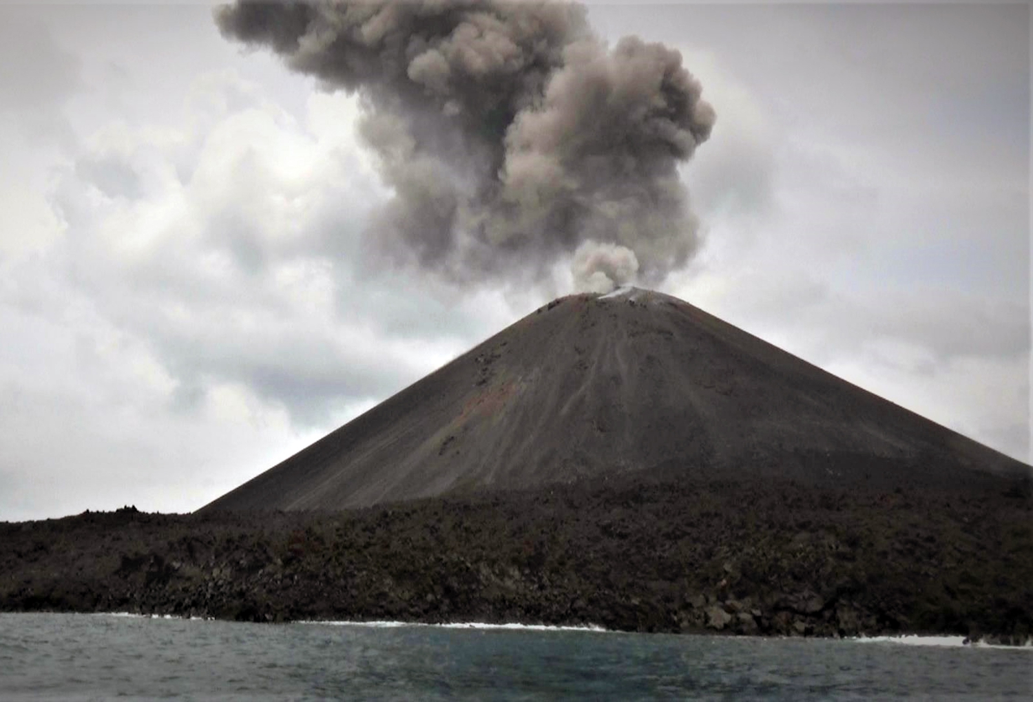 Detail Sketsa Gambar Gunung Meletus Nomer 16