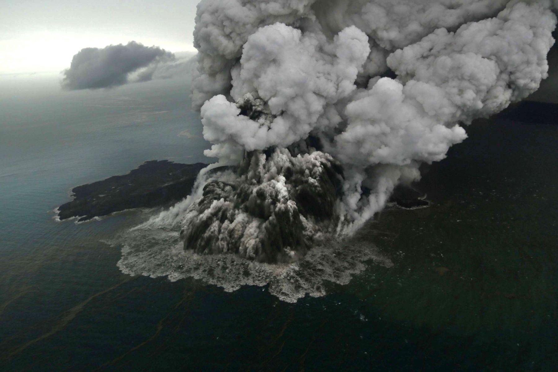 Detail Sketsa Gambar Gunung Meletus Nomer 43