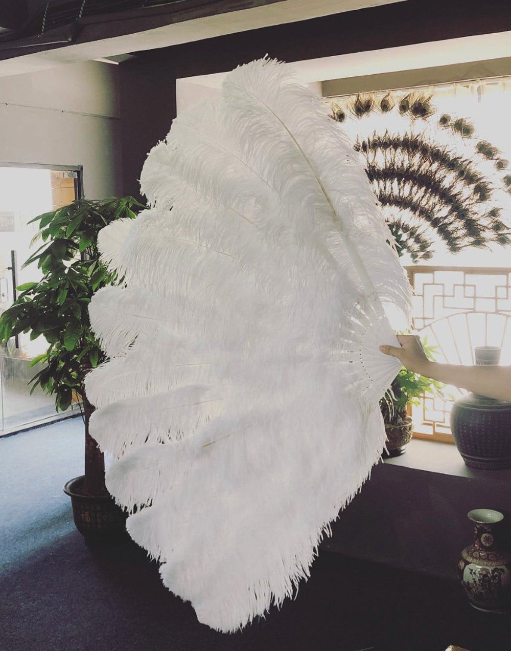 Detail White Ostrich Feather Fan Nomer 2