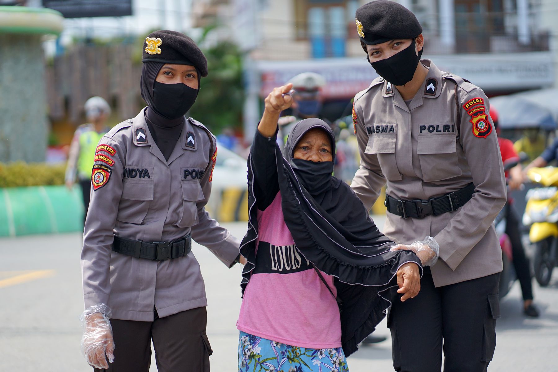 Detail Sketsa Gambar Nenek Menyeberang Jalan Nomer 34