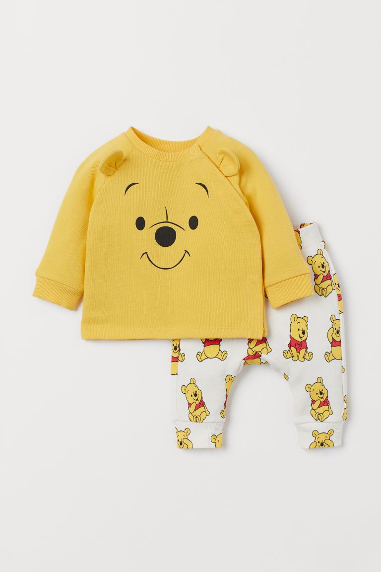 Detail Winnie The Pooh And Mickey Mouse Share Clothes Nomer 43