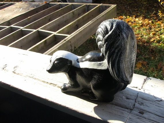 Detail Skunk Statue Nomer 2