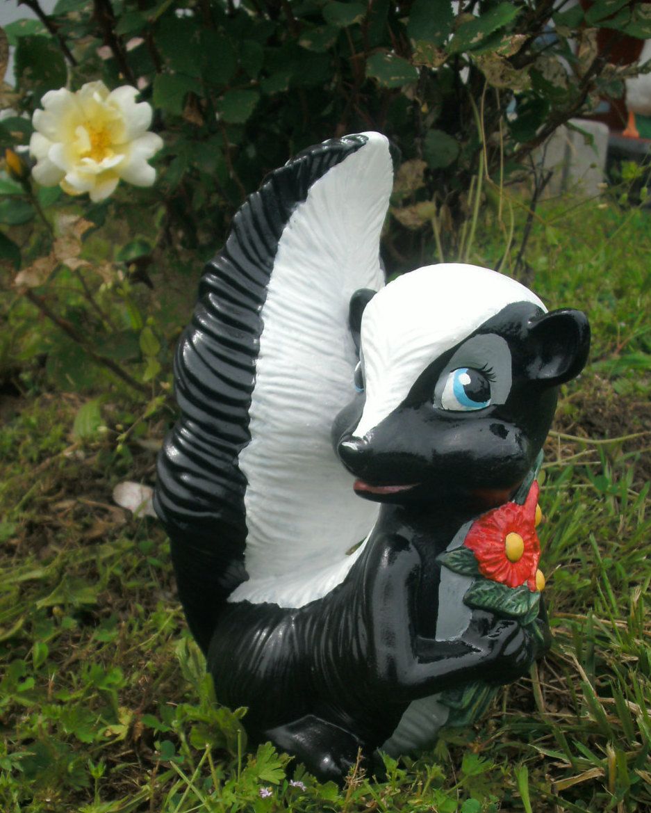 Detail Skunk Statue Nomer 4