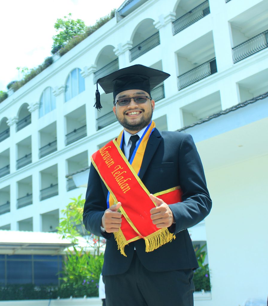 Detail Wisuda Laki Laki Nomer 5