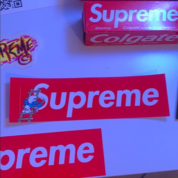 Detail Smurf Box Logo Sticker Nomer 51