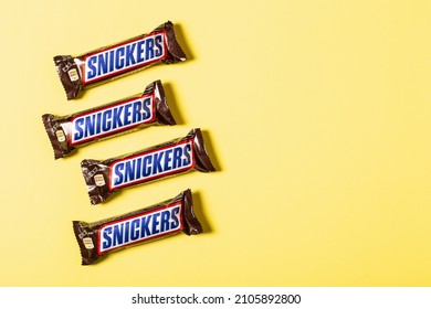 Detail Snickers Background Nomer 10