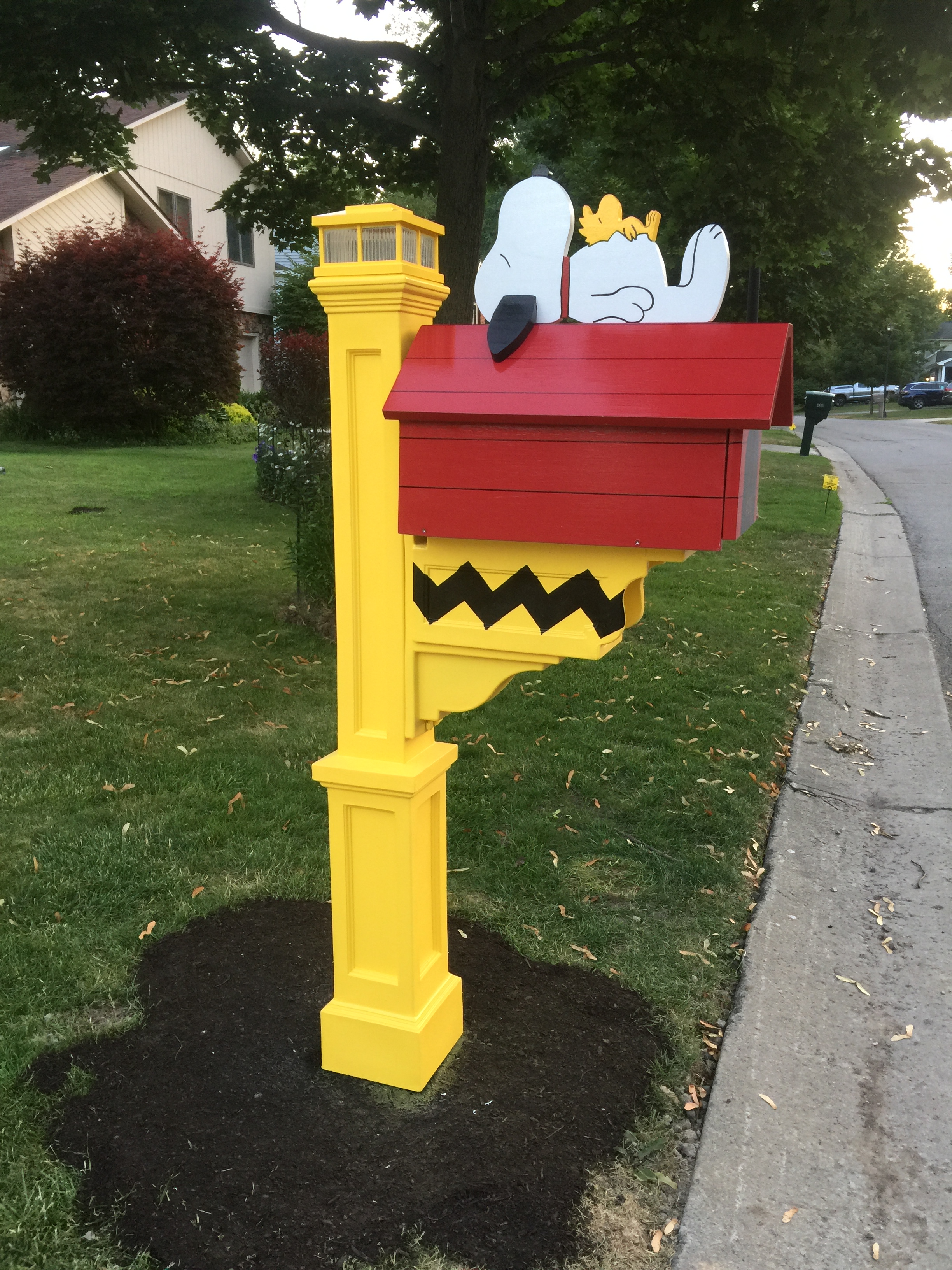 Detail Snoopy Dog House Mailbox Nomer 46