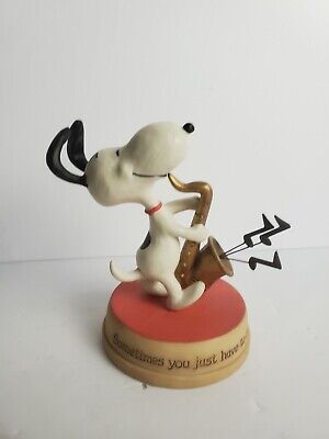 Detail Snoopy Saxophone Nomer 20