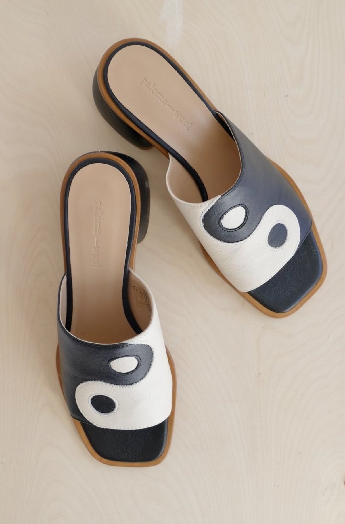 Detail Yin And Yang Sandals Nomer 2