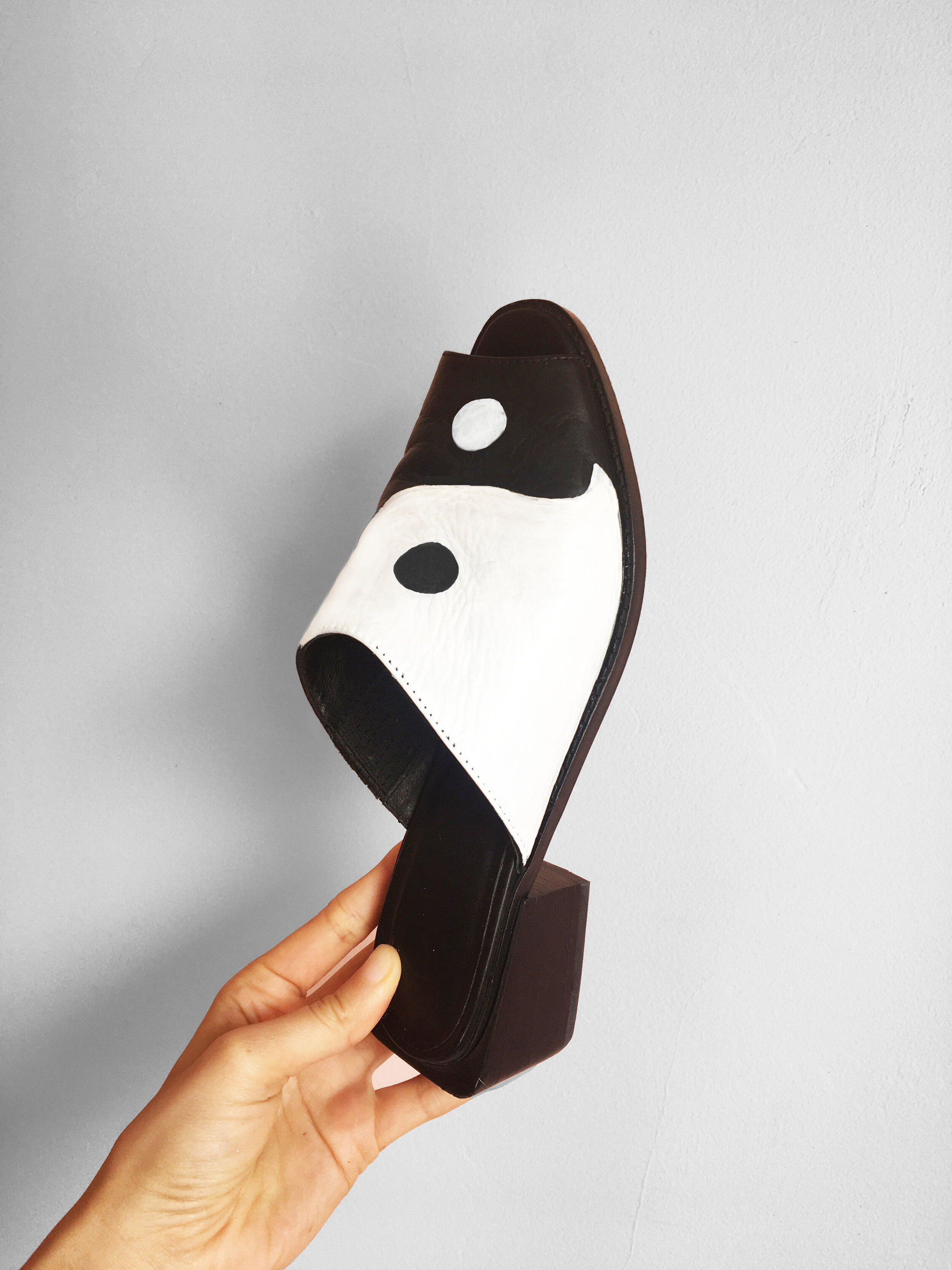 Detail Yin And Yang Sandals Nomer 13