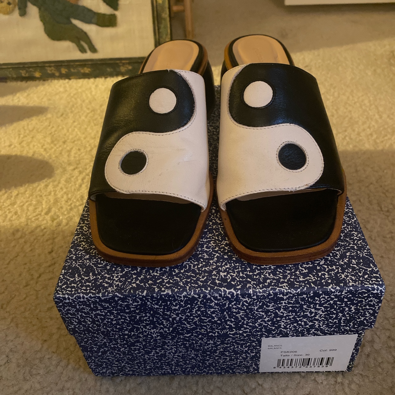 Detail Yin And Yang Sandals Nomer 15