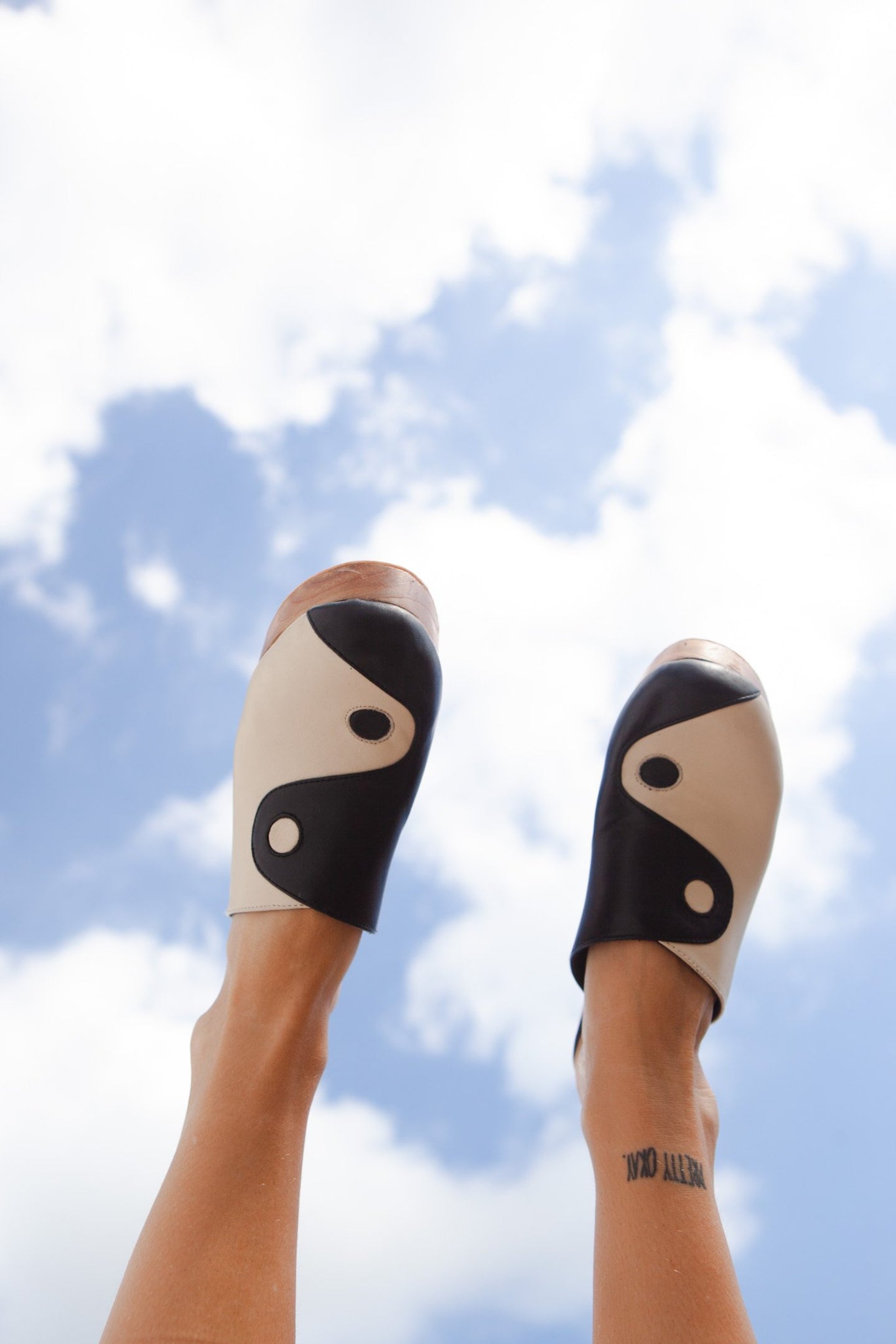 Detail Yin And Yang Sandals Nomer 17