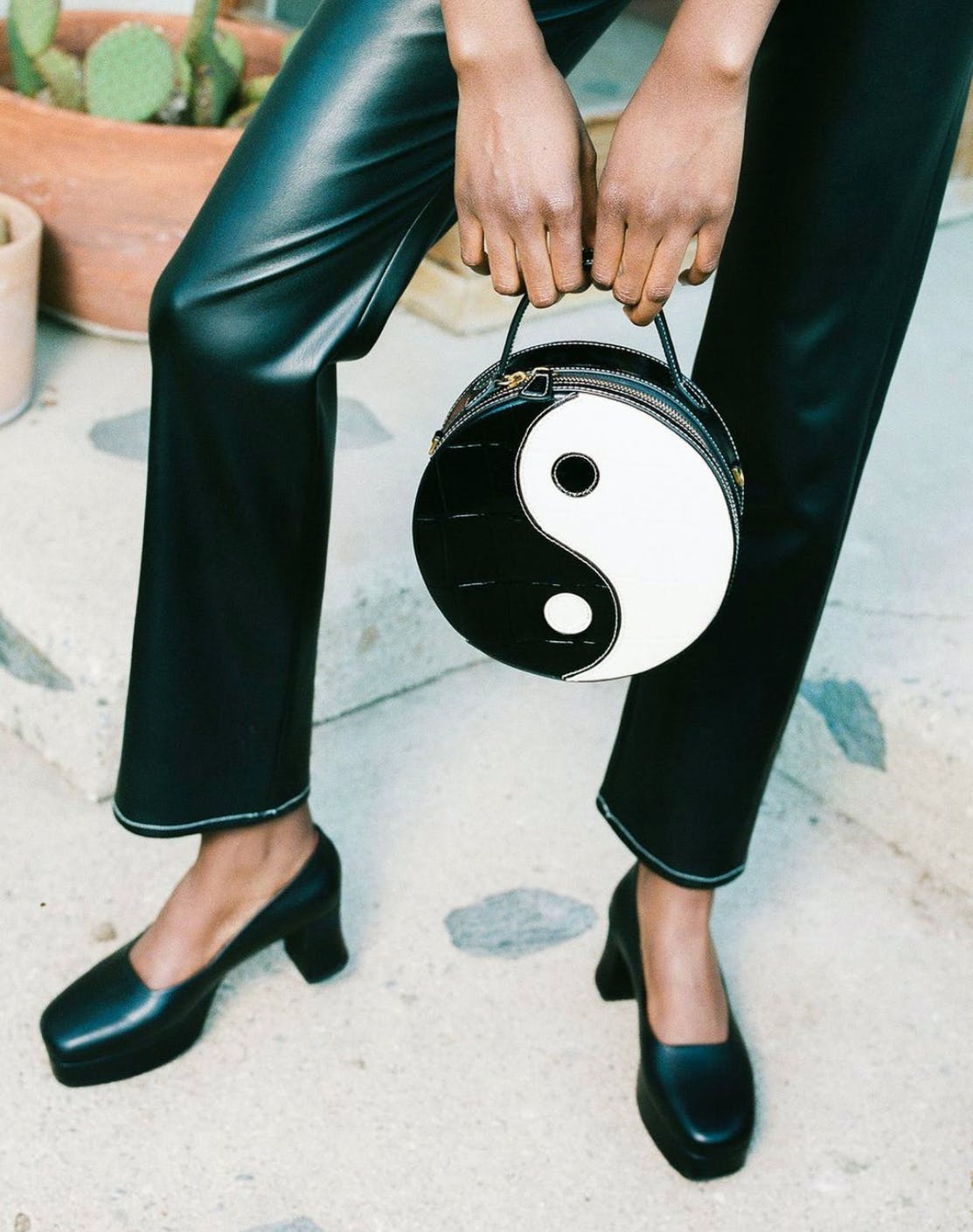 Detail Yin And Yang Sandals Nomer 18