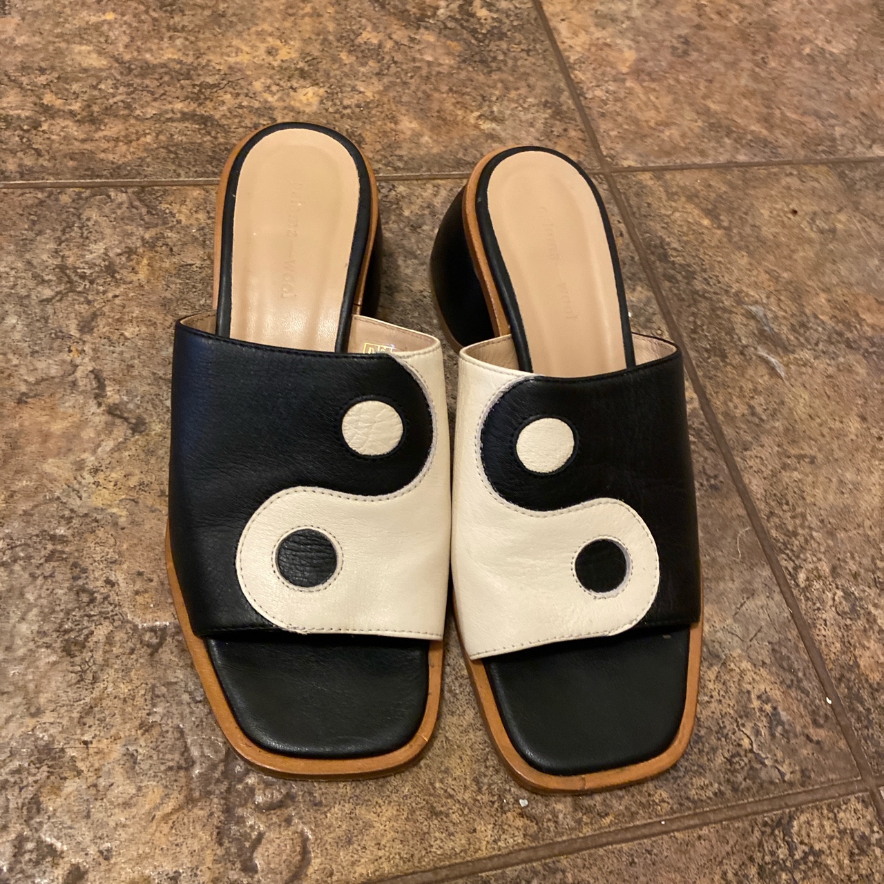 Detail Yin And Yang Sandals Nomer 19