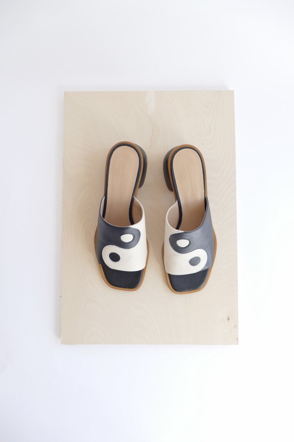 Detail Yin And Yang Sandals Nomer 22