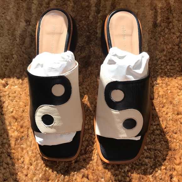 Detail Yin And Yang Sandals Nomer 23