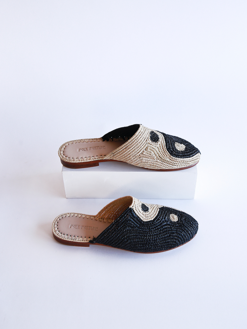 Detail Yin And Yang Sandals Nomer 24