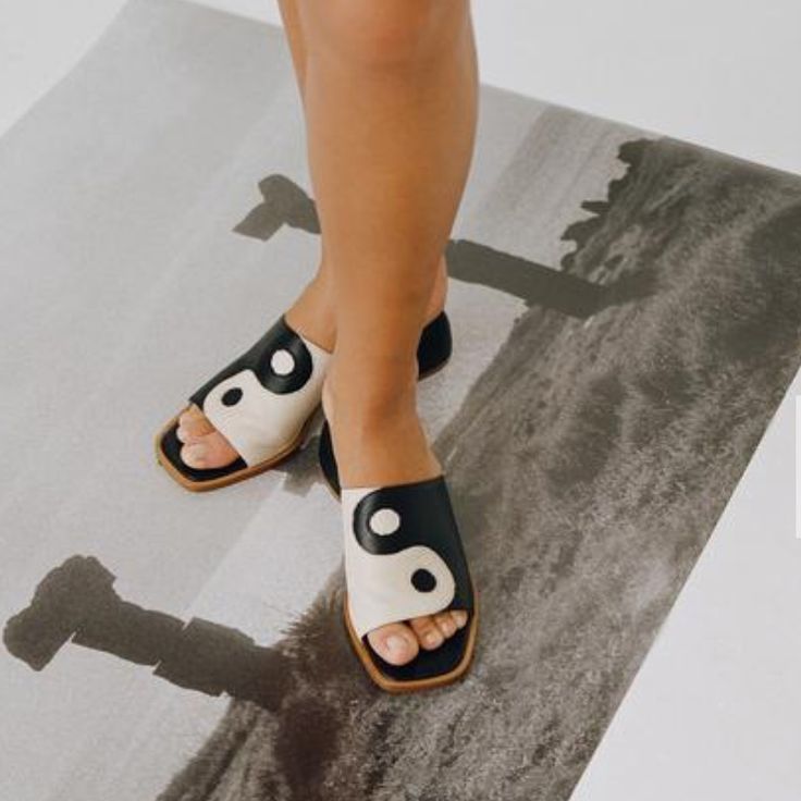 Detail Yin And Yang Sandals Nomer 27