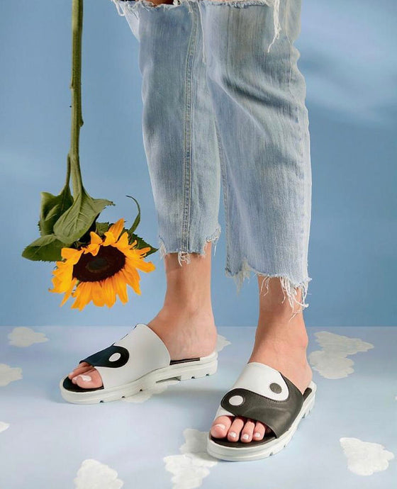 Detail Yin And Yang Sandals Nomer 29