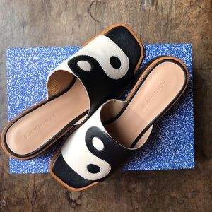 Detail Yin And Yang Sandals Nomer 32