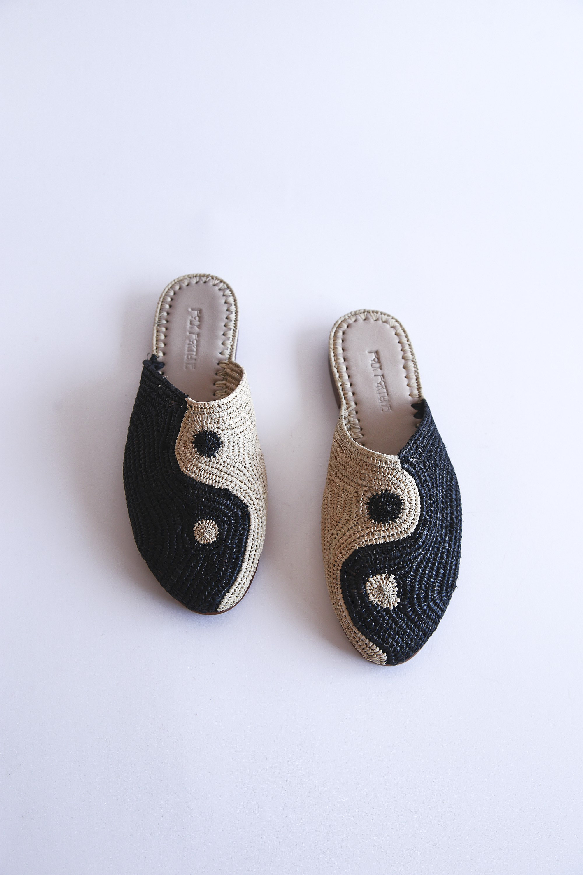 Detail Yin And Yang Sandals Nomer 37