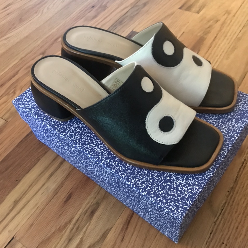 Detail Yin And Yang Sandals Nomer 5
