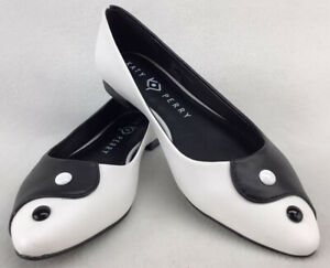 Detail Yin And Yang Sandals Nomer 40