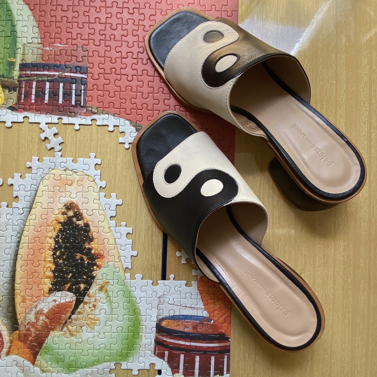 Detail Yin And Yang Sandals Nomer 41