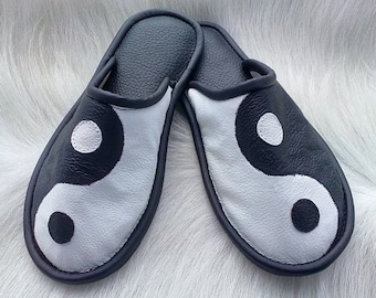 Detail Yin And Yang Sandals Nomer 46