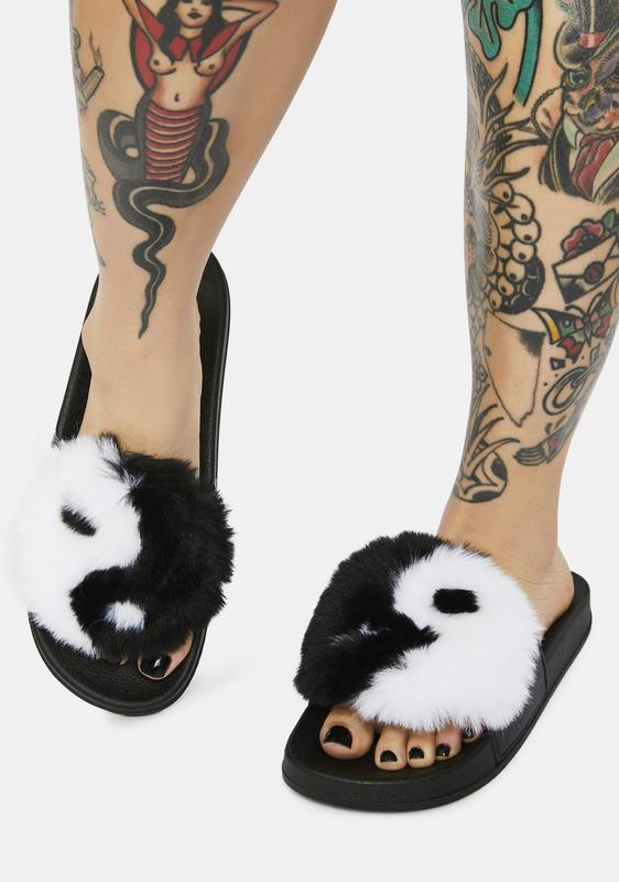 Detail Yin And Yang Sandals Nomer 48