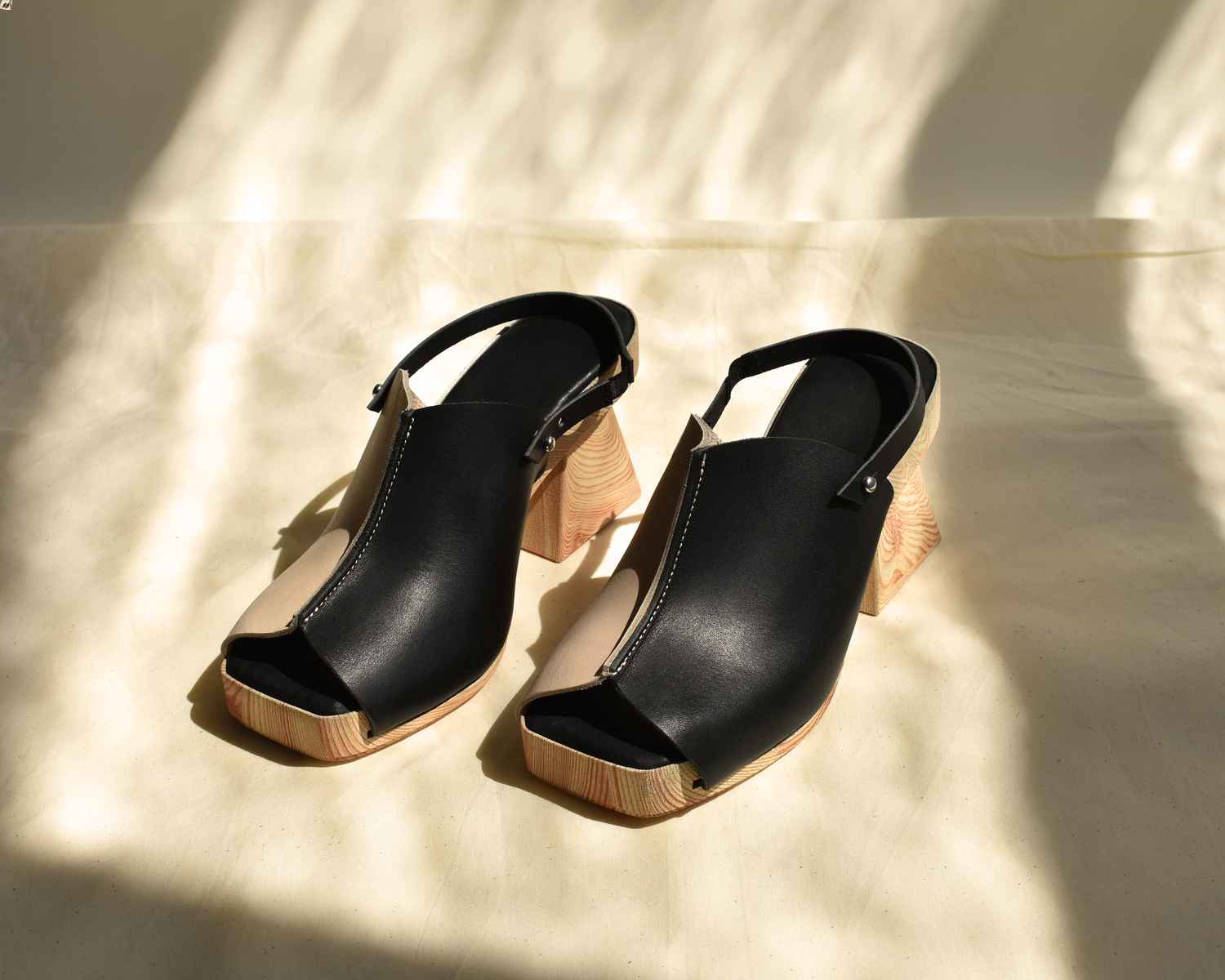 Detail Yin And Yang Sandals Nomer 49