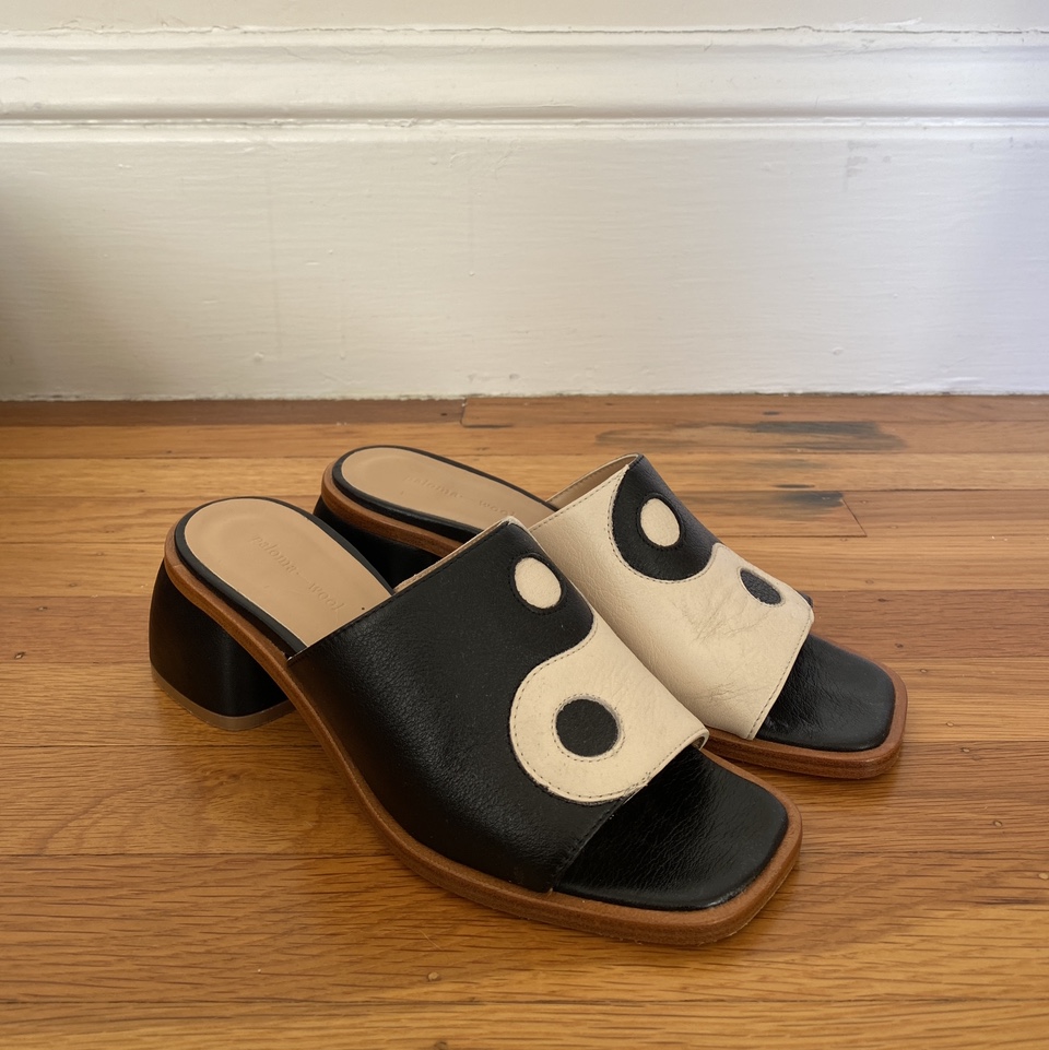 Detail Yin And Yang Sandals Nomer 7
