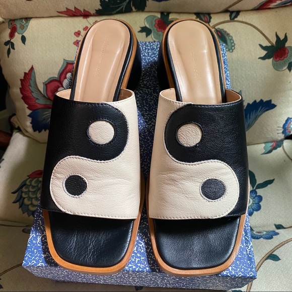 Detail Yin And Yang Sandals Nomer 9