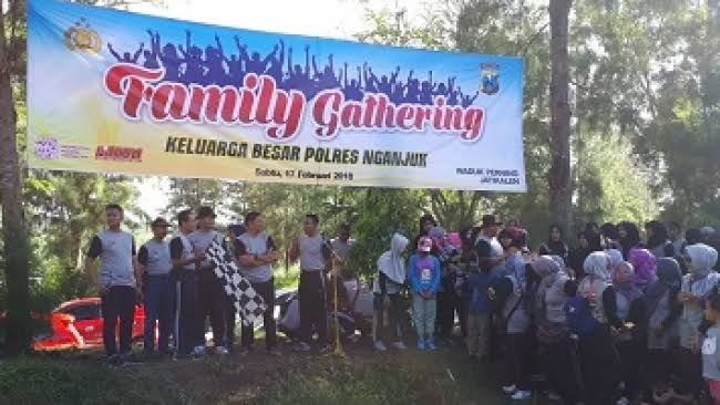 Detail Spanduk Family Gathering Puncak Nomer 2