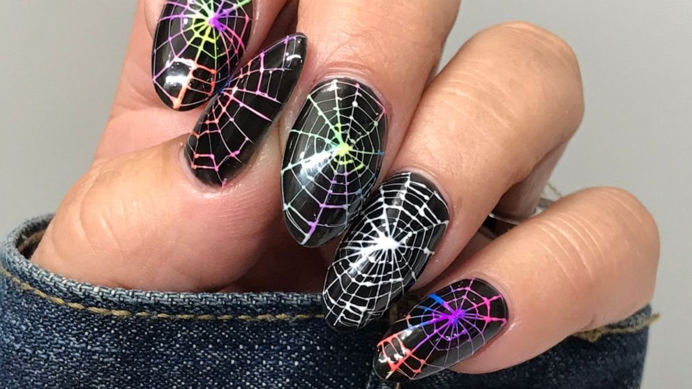 Detail Spider Web Design Nails Nomer 17
