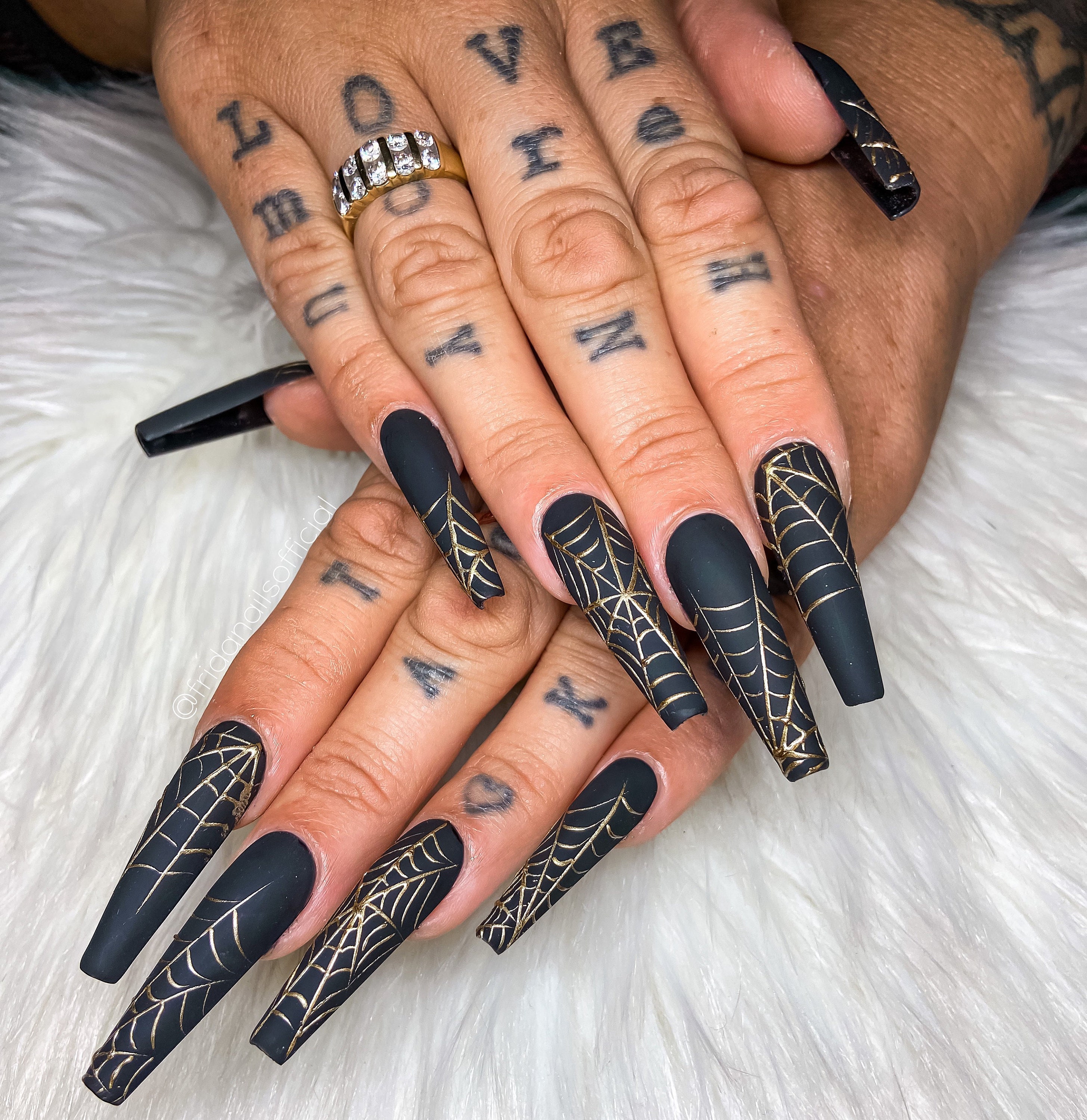 Detail Spider Web Design Nails Nomer 24