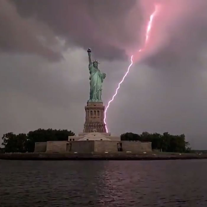 Detail Statue Of Liberty Pictures Nomer 40