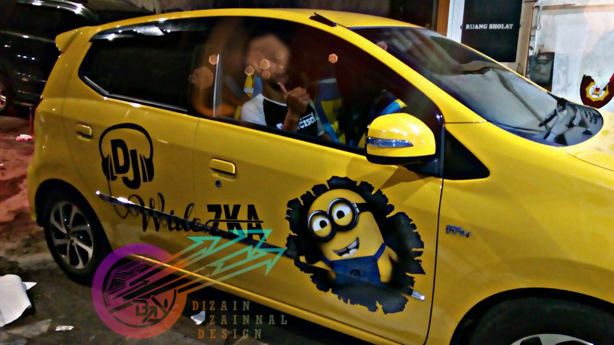 Detail Stiker Mobil Minion Nomer 9