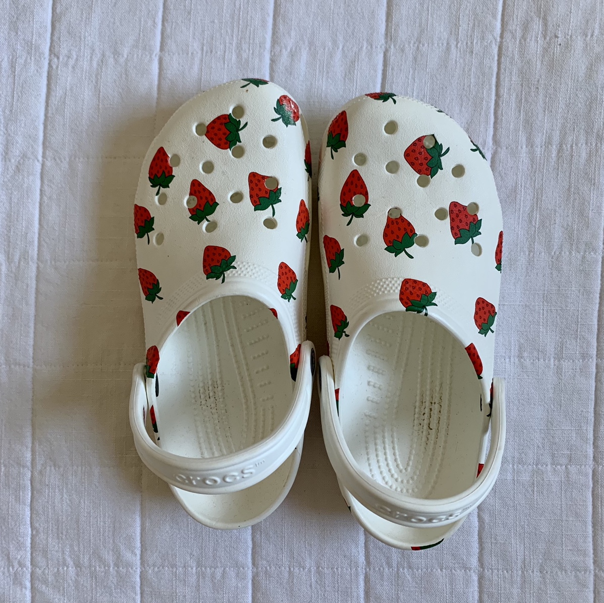 Detail Strawberry Print Crocs Nomer 26