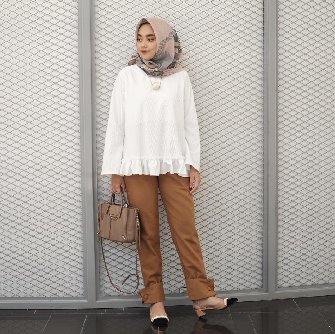 Detail Style Hijab Anak Kuliahan Nomer 44