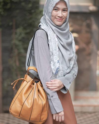 Detail Style Hijab Anak Kuliahan Nomer 52