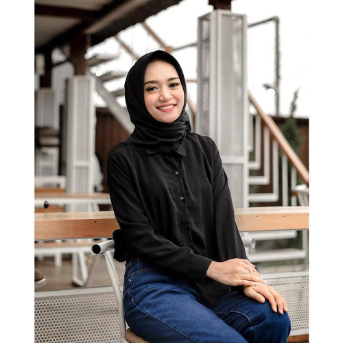 Detail Style Kemeja Hitam Wanita Nomer 2